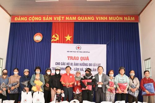 Trao 300 suất quà hỗ trợ người dân ảnh hưởng ngập lụt tại xã Đinh Văn Lâm Hà