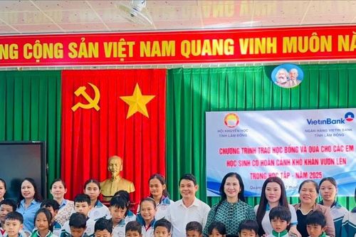 Hội Khuyến học tỉnh Lâm Đồng trao 80 suất quà và học bổng