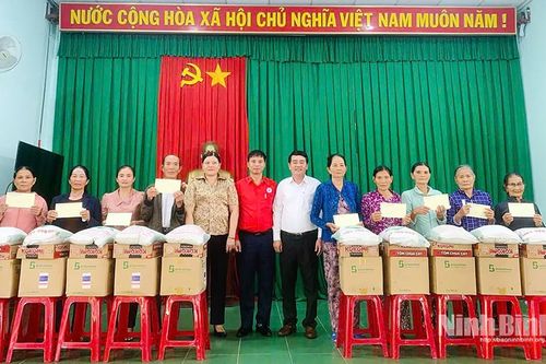 Hội Chữ thập đỏ Ninh Bình trao 500 suất quà hỗ trợ đồng bào bị ảnh hưởng mưa lũ tại tỉnh Gia Lai