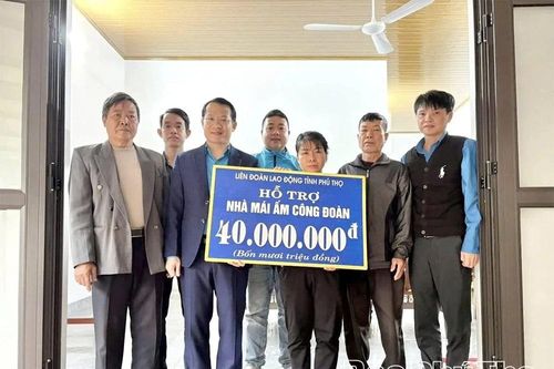 Trao kinh phí hỗ trợ xây dựng nhà 'Mái ấm công đoàn'