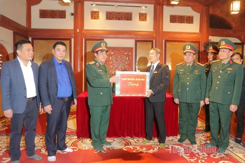Đoàn công tác Quân ủy Trung ương - Bộ Quốc phòng thăm, tặng quà và tri ân các anh hùng, liệt sĩ tại Tuyên Quang