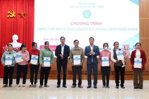 Trao tặng 199 thẻ BHYT cho người dân có hoàn cảnh khó khăn xã Nhữ Khê