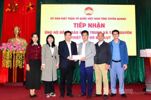Báo và phát thanh, truyền hình Tuyên Quang trao ủng hộ đồng bào bị thiệt hại do thiên tai