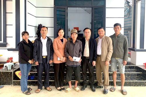 Xã Yên Nguyên trao kinh phí hỗ trợ 2 hộ nghèo xây dựng nhà ở