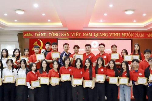Gặp mặt, biểu dương tình nguyện viên tiêu biểu trong công tác cứu trợ