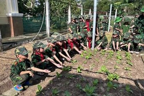 Nhiều đơn vị biên phòng giáo dục truyền thống cho học sinh