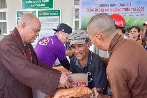 Phái đoàn GHPGVN thăm, tặng quà hỗ trợ người dân tỉnh Đắk Lắk chịu ảnh hưởng bởi lũ lụt