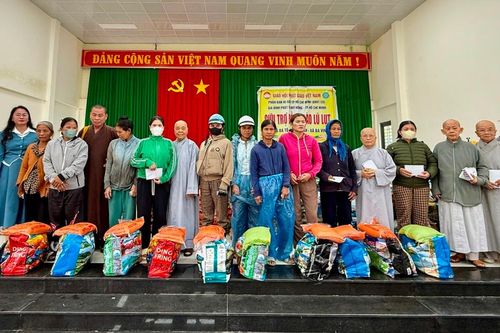 Phân ban Ni giới TP.HCM cùng các tự viện tổ chức trao quà đồng bào vùng bão lũ