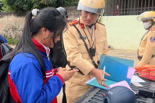 CSGT Lạng Sơn ngăn tai nạn giao thông liên quan học sinh trên quốc lộ 1A