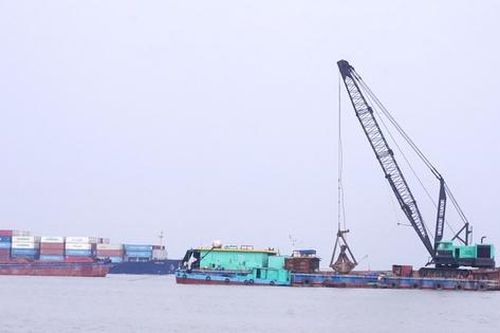 Gấp rút nạo vét luồng Lạch Huyện, đảm bảo độ sâu cho tàu lớn vào cảng