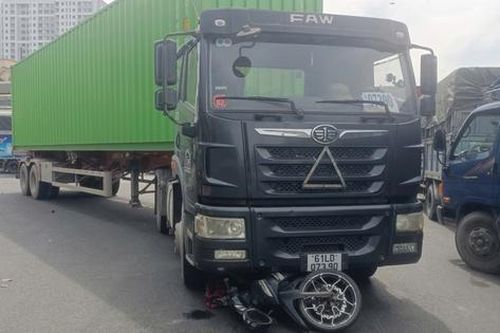 TP.HCM: Xe container cuốn xe máy vào gầm, cô gái nguy kịch