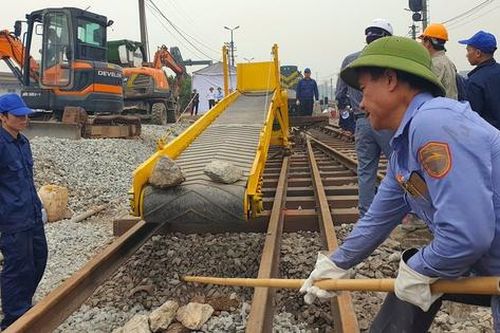 Đường sắt Việt Nam lần đầu diễn tập ứng cứu sụt đường bằng băng tải đá