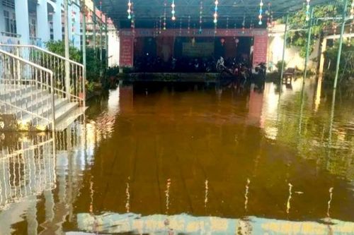 Học sinh trường mầm non ở Cà Mau khổ sở vì ngập