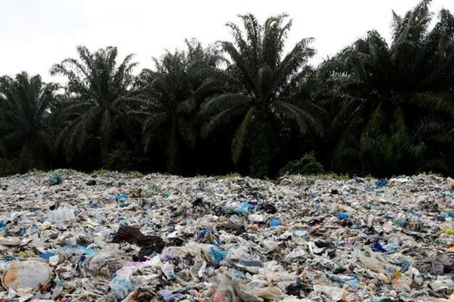 Malaysia tăng cường biện pháp chặn nạn đổ rác thải trái phép
