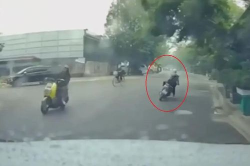 Nguy hiểm khi học sinh lạng lách, đánh võng trên đường