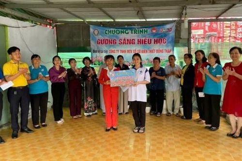 Hội Khuyến học Đồng Tháp trao học bổng Gương sáng hiếu học tặng sinh viên Trần Thanh Phương Vy