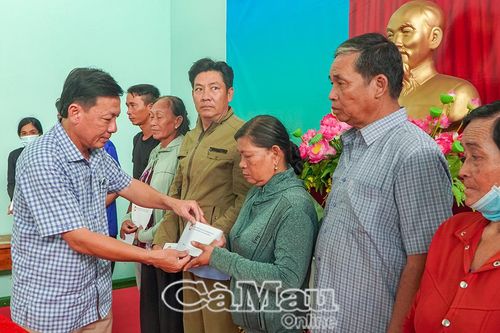Hỗ trợ hộ nghèo, cận nghèo bị ảnh hưởng bởi triều cường
