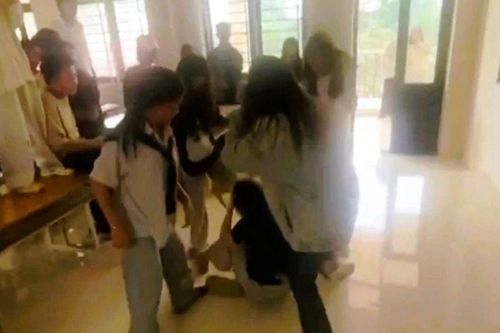 Vụ nữ sinh lớp 10 bị đánh hội đồng ở Thanh Hóa: Hiệu trưởng nói gì?