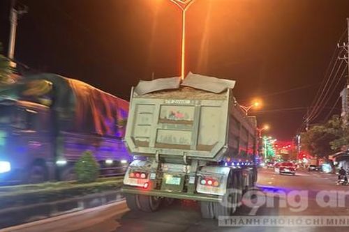 Phường Kon Tum yêu cầu kiểm tra, xử lý tình trạng xe chở vật liệu xây dựng chảy nước, rơi vãi