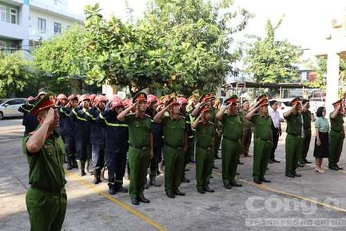 TPHCM: Ra quân tháo gỡ biển quảng cáo, mở lối thoát nạn phòng ngừa hỏa hoạn
