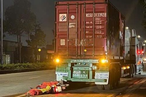 Nguy cơ tai nạn từ những 'lô cốt' xe tải đậu ven đường