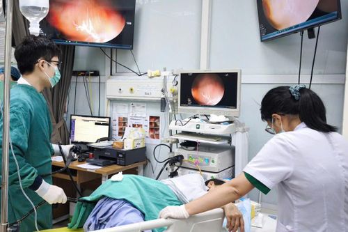 Phát hiện ổ giun bám ở đại tràng từ thói quen nhiều người mê