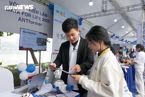 Data for Life 2025: 30 giải pháp xuất sắc nhất được triển lãm ngay cạnh Hồ Gươm
