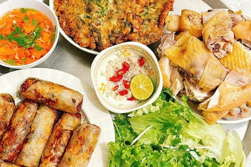 Những 'mâm cơm nhà giàu' của gia đình ba thế hệ