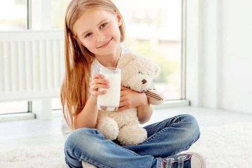 Uống sữa buổi tối sai cách: Tưởng giúp con cao lớn nhưng lại là sai lầm số 1 gây hại răng