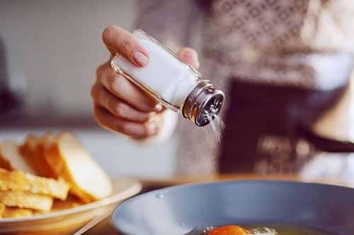 5 cách đơn giản để giảm tiêu thụ muối, bảo vệ tim mạch