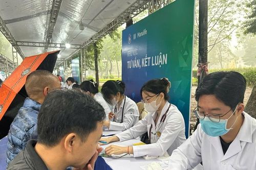 Hà Nội: Hàng nghìn người dân đợi khám sàng lọc ung thư dạ dày