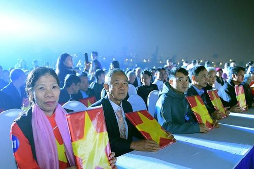 Hà Nội: Thân nhân liệt sĩ xúc động nhận di ảnh phục dựng