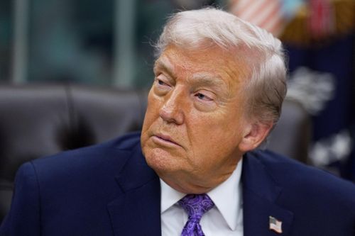 Ông Trump bị kiện