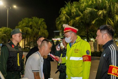 Video lái xe vi phạm nồng độ cồn, mang trong người chất lạ nghi là cỏ Mỹ.