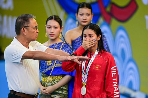 Khoảnh khắc Mỹ Tiên khóc ngay khi nhận huy chương