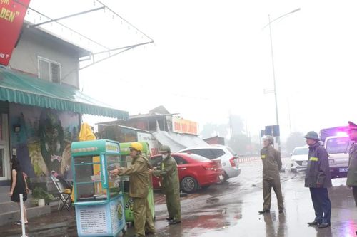 Phường Đông Ngạc ra quân xử lý 'điểm nghẽn' trật tự đô thị