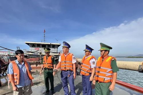 Bộ Tư lệnh Vùng Cảnh sát biển 3 bắt giữ xà lan chở gần 1.000m³ cát lậu
