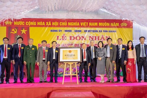 Đón nhận Bằng xếp hạng Di tích lịch sử quốc gia 'Đền Song Trung và lăng mộ Hoàng Vĩnh Tộ, Hoàng Vĩnh Dụ'