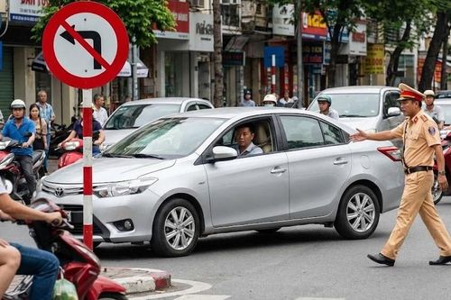 Quay đầu xe ở nơi có biển cấm rẽ trái được không?
