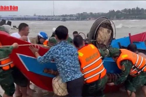 Quảng Trị: Kịp thời ứng cứu 2 ngư dân gặp nạn trên biển