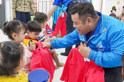 Tình nguyện mùa đông đến với nhân dân xã biên giới Avương