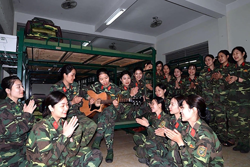 Con gái bố đã là chiến sĩ!