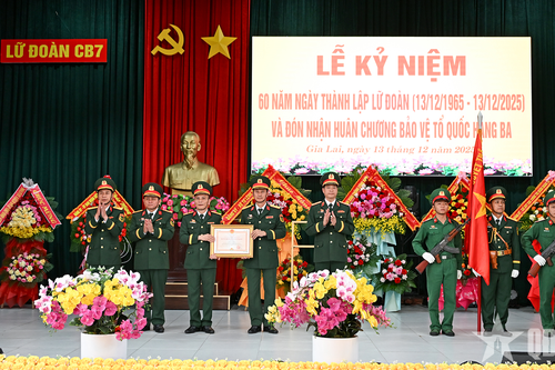 Lữ đoàn Công binh 7 (Quân đoàn 34) đón nhận Huân chương Bảo vệ Tổ quốc hạng Ba