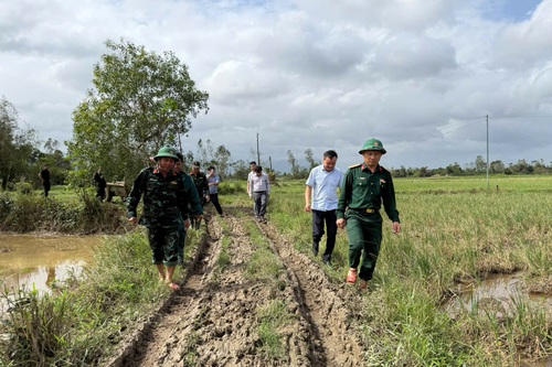 Quân khu 5: Khảo sát tình hình thực tế các hộ dân bị cô lập ở xã Hòa Thịnh (tỉnh Đắk Lắk)