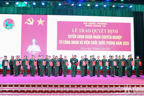 Binh đoàn 15 trao quyết định tuyển chọn quân nhân chuyên nghiệp năm 2025