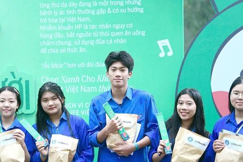 Sinh viên, tình nguyện viên đồng hành cùng AI hỗ trợ khám sức khỏe miễn phí tại Hà Nội