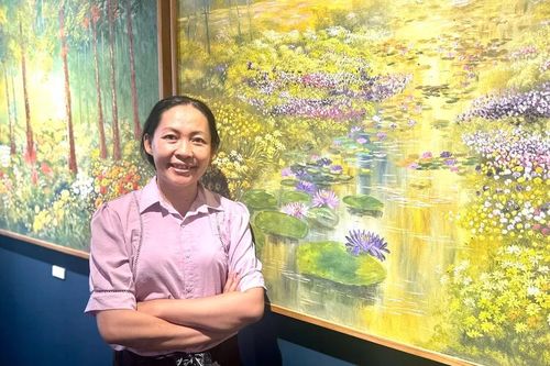 Nhà văn Nguyễn Anh Đào bất ngờ mang 'hoa xuống phố'