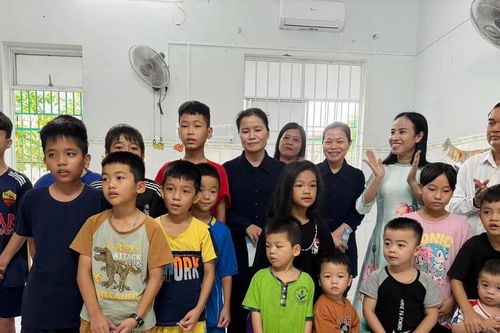 Lãnh đạo Hội LHPN TPHCM thăm, tặng quà Giáng sinh cho trẻ mồ côi