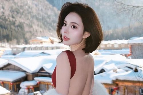 Hot girl Chu Mạc Thúy Quỳnh khoe lưng trần quyến rũ giữa trời tuyết
