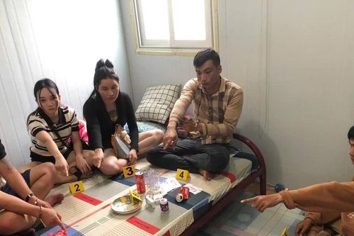 Bắt quả tang 6 nam thanh nữ tú 'đập đá' ở nhà riêng